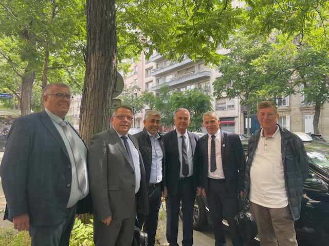 La CNAMS IDF représentée par (de droite à gauche) Dominique PrudHomme, taxi, Patrick Briallart Président de la CNAMS IDF et entre Michel Picon, Président de l'U2P et Christophe Sans, Président de l'U2P ÎLe-de-France, Mouhssine Berrada, Taxi
